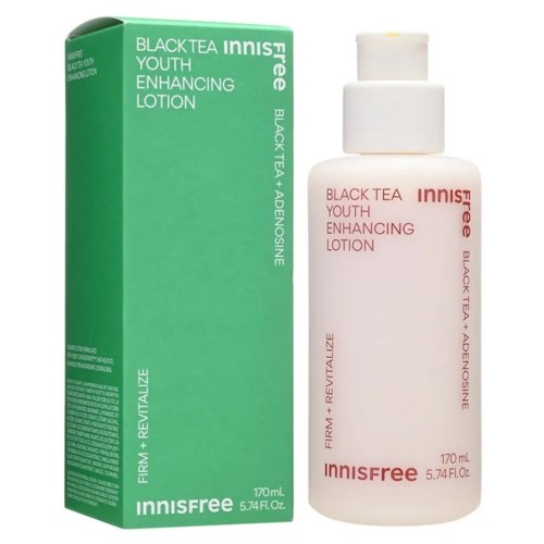 Een lotionfles en doos voor Innisfree Black Tea Youth Enhancing Lotion worden getoond.