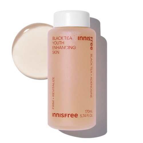 Flesje van Innisfree huidverzorgingsproduct met een crème of lotion ernaast. Het label vermeldt zwarte thee en huidvoordelen.