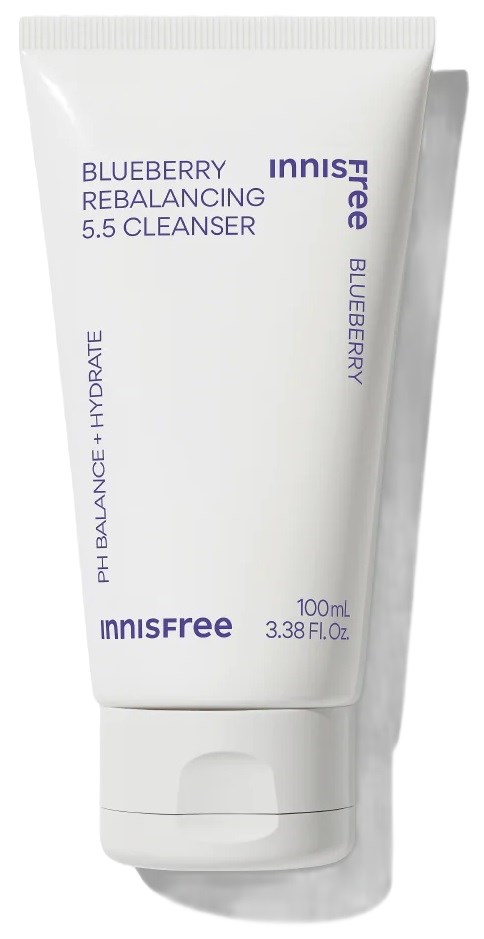 Een witte tube met Innisfree Blueberry Rebalancing 5.5 Cleanser met paarse tekst, 100 ml inhoud.