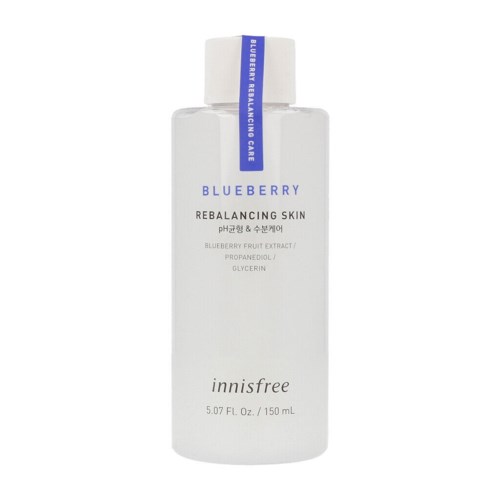 Een witte fles met een blauwe label die 'Blueberry' zegt. Het is voor huidverzorging, met blauwe bessenextract en glycerine.