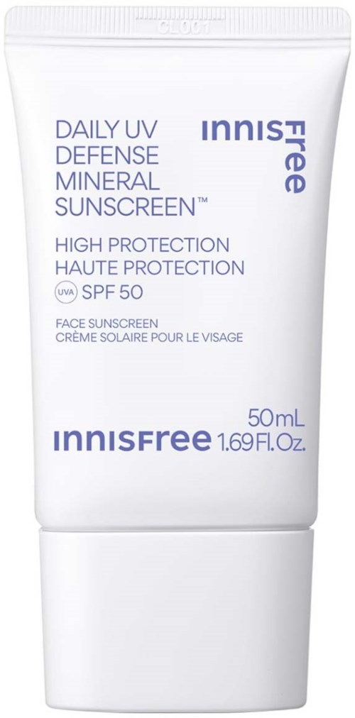 En vit tub med Innisfree Daily UV Defense Mineral Sunscreen med SPF 50, 50 ml, visar produktuppgifter.