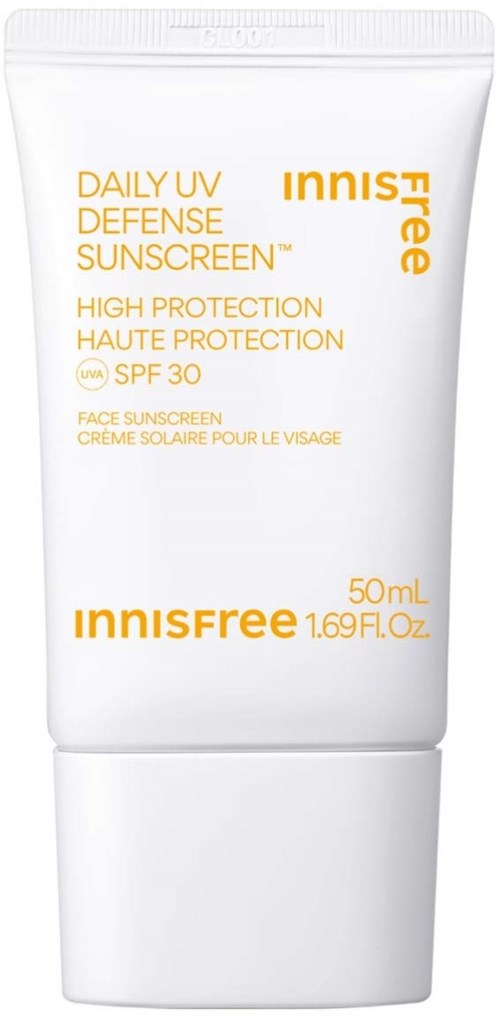 Vit tub med Innisfree Daily UV Defense Sunscreen med SPF 30, med gul text och flip-lock.