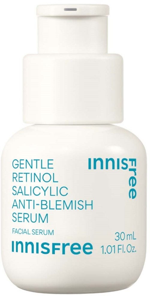 Vit ansiktsserumburk med blå text, visar att det är ett milt retinol salicylsyra anti-acne serum av Innisfree.