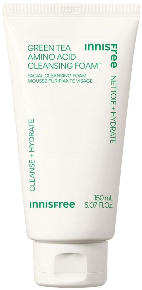 En vit tub med Innisfree Green Tea Amino Acid Cleansing Foam med gröna text, står upprätt.
