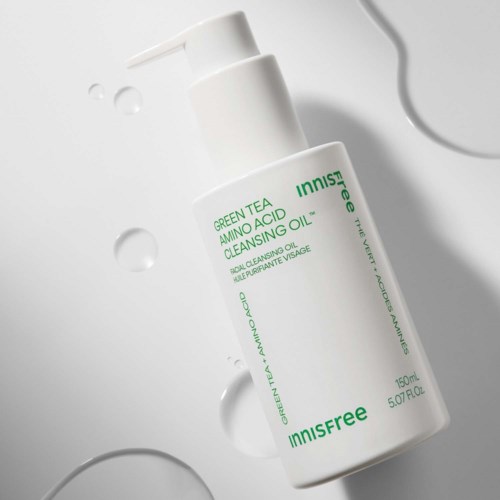 Vit flaska av Innisfree Green Tea Amino Acid Cleansing Oil med grön text, på vit bakgrund med vattendroppar.