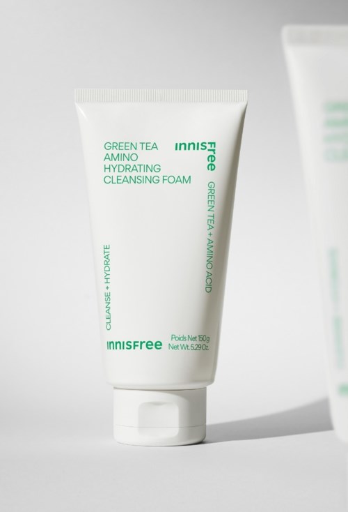 Witte tube gezichtsreiniger met groene tekst, gemerkt 'innisfree Green Tea Amino Hydrating Cleansing Foam'.