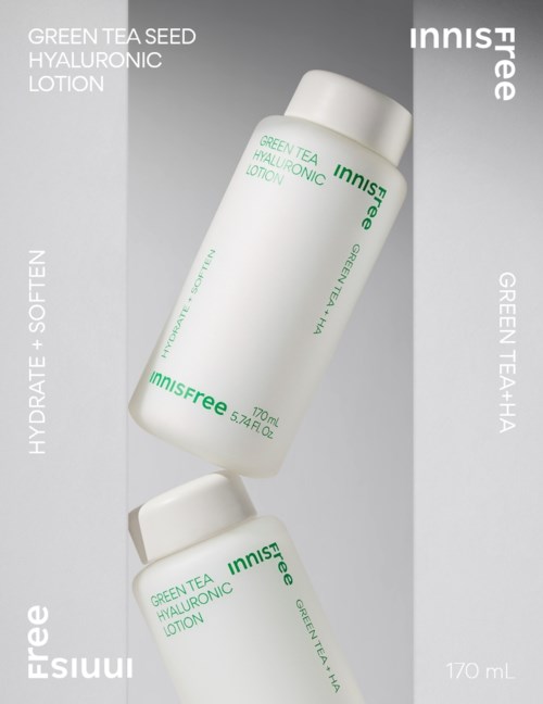 Twee witte flessen groene thee hyaluronische lotion liggen diagonaal op een grijze achtergrond, met tekst die het product beschrijft.