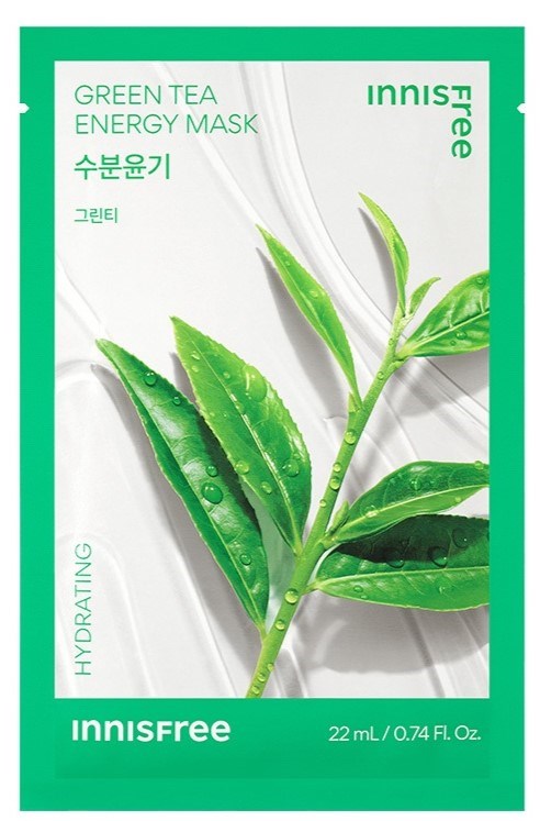 Een groen-wit zakje met 'Green Tea Energy Mask' met bladeren en waterdruppels, bevordert hydratatie.