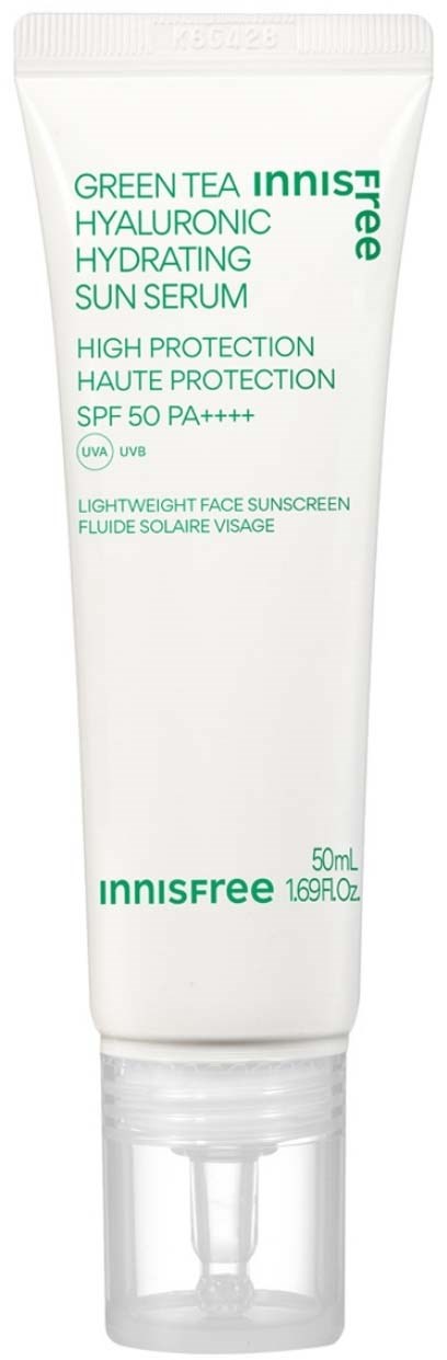 En vit tub av Innisfree Green Tea Hyaluronic Hydrating Sun Serum med grön och svart text, SPF 50.