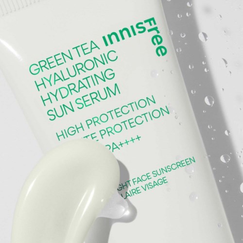 Grönt te hudvårdsprodukt med text om hyalurons Hyaluron- återfuktande solserum och högt skydd.