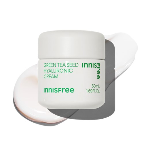 Een witte pot met groene tekst zegt 'Innisfree Green Tea Seed Hyaluronic Cream,' met room ernaast.