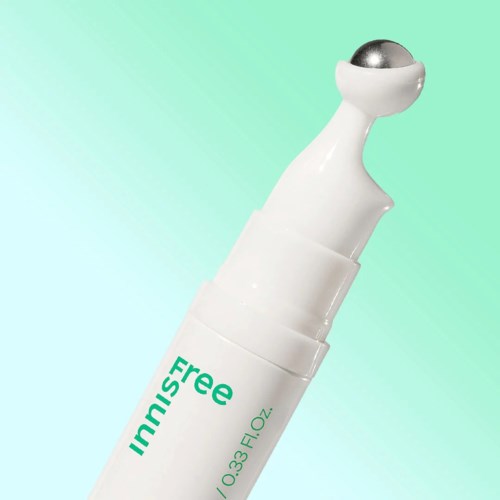 En vit hudvårdsrullare med en rund metallboll upptill, märkt 'Innisfree' och '1.0.33 fl.oz.' på sidan.