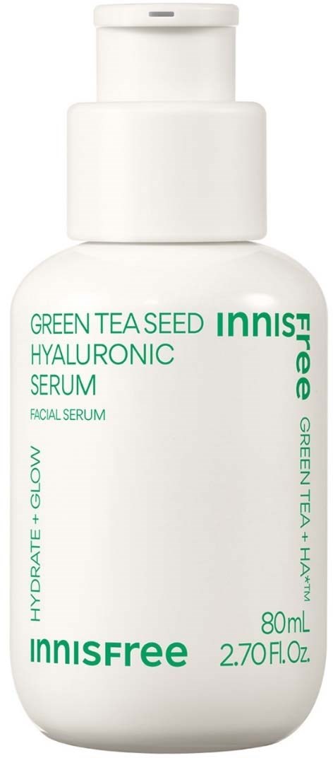 En vit flaska med Innisfree Green Tea Seed Hyaluronic Serum med grön text, lock på toppen, innehåller 80 ml ansiktsserum.