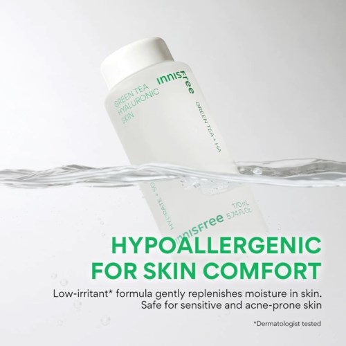 Een witte fles met 'Hypoallergenic for Skin Comfort' lijkt in water te drijven, wat wijst op hydratatie en huidverzorging.