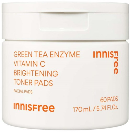 Förpackning med Innisfree ansiktsvadd med grönt te enzym, vitamin C, ljusnande egenskaper, och 60 pads.