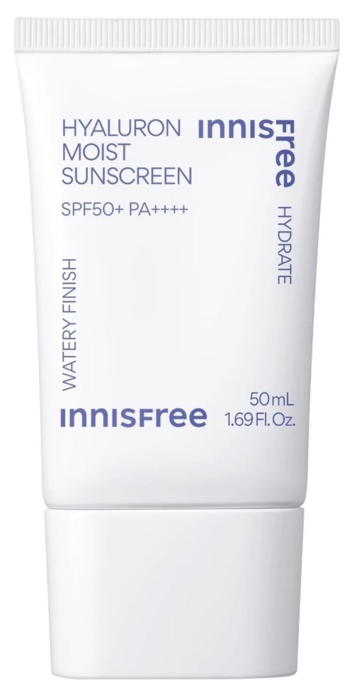Een witte tube zonnebrandcrème met Innisfree, SPF50, met blauwe en paarse tekst, en witte dop.