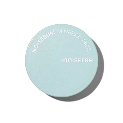 Een ronde, lichtblauwe cosmetische container met 'innisfree' en tekst over no-sebum mineral pact.