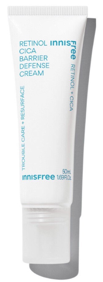 Een witte tube huidverzorgingscrème met blauwe tekst. Gelabeld als Innisfree retinol Cica barrier defense cream.