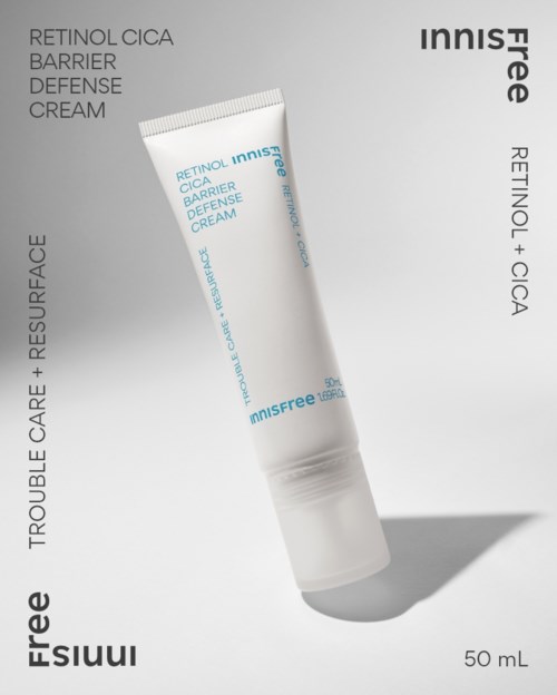 Een witte tube huidverzorgingscrème met tekst 'Retinol Cica Barrier Defense Cream' eromheen op een grijze achtergrond.