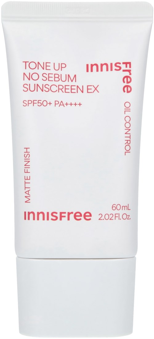 En vit tub med röd och svart text, märkt som solkräm med SPF50+ och oljekontroll.