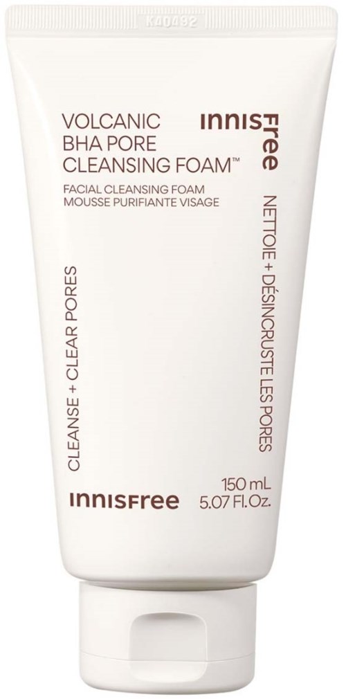 Vit tub med Innisfree Volcanic BHA Pore Cleansing Foam med produktnamn och detaljer i brunt text.