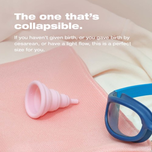 Ein rosa Schnuller und blaue Schwimmbrille liegen auf Stoff, mit Text über Geburt und Fluss.