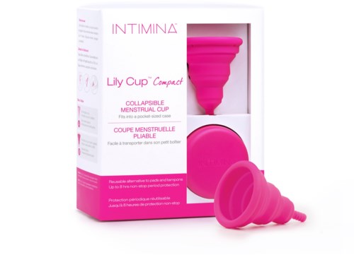 Eine pinke zusammenklappbare Menstruationstasse in einer weißen und pinken Verpackung, zeigt Marken- und Produktdetails.
