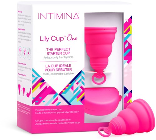 Eine rosa Menstruationskappe mit kleinem Ring am Ende, außerhalb und im Inneren der Verpackung. Verpackung mit bunten Designelementen.