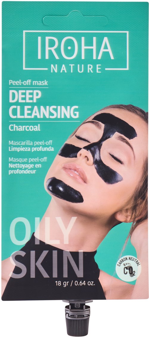 Een vrouw met zwarte houtskoolpeel-off masker op haar gezicht, met een schone huid, op turquoise verpakking.