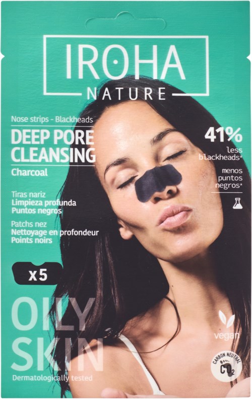 Verpakking voor een diepreinigende koolstofface mask met een vrouw die het op haar neus aanbrengt.