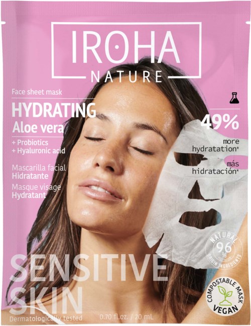 Een vrouw met gesloten ogen brengt een witte gezichtsmasker aan. De verpakking zegt dat het hydraterende aloë vera is voor gevoelige huid.