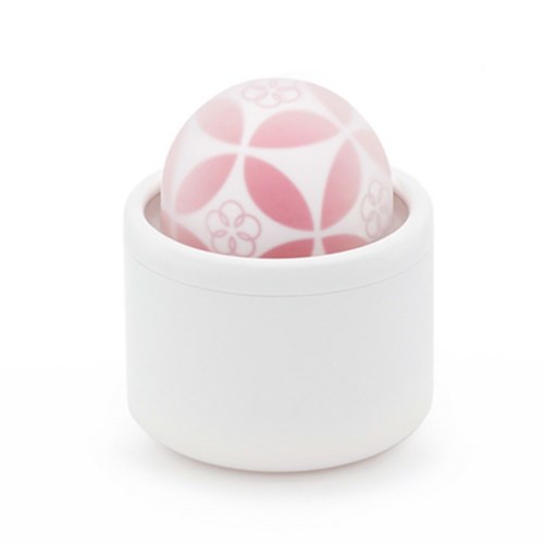 Ein weißer Behälter mit einer gemusterten rosa und weißen Kugel darin.