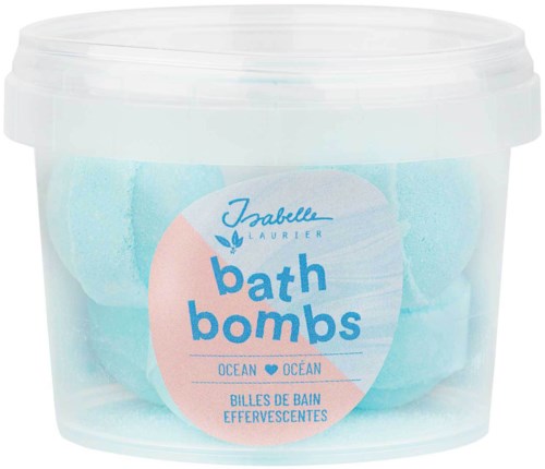 Selkeä muovirasia, jossa on vaaleansinisiä kylpyammepalloja ja etiketti lukien 'bath bombs' ja 'ocean' vaaleanpunaisella ja sinisellä.
