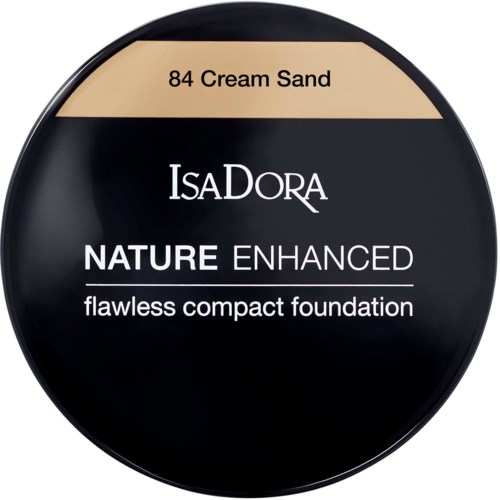 En liten rund behållare för foundation med nyansen 84 Cream Sand, märkt som IsaDora Nature Enhanced, felfritt formula.