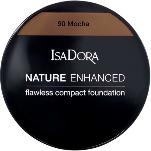 En rund kompakt foundationbehållare med svart lock, märkt 'IsaDora Nature Enhanced' och skugga '90 Mocha' samt beskrivning.