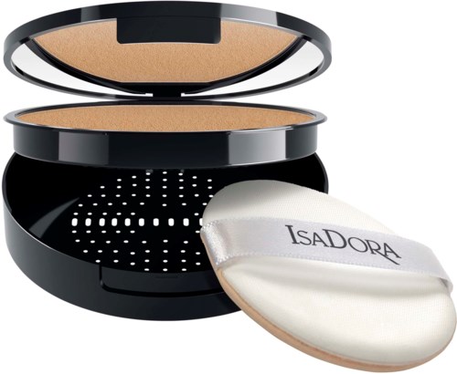 Ett kompakt sminkpuder med en svamp, mjukt beige pressat puder och ett svart behållare. Svampen har 'IsaDora' skrivet på sig.