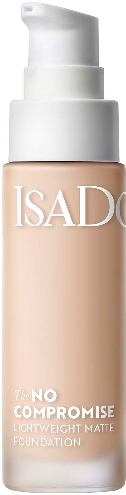 Een fles foundation met pomp, gelabeld "ISAD" en "The No Compromise Lightweight Matte Foundation."