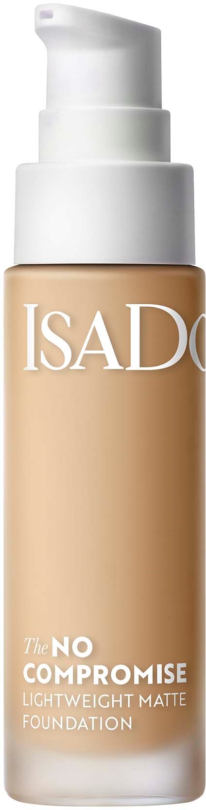 Een beige foundationfles met witte pomp, gemerkt ISAD, met lichte matte afwerking.