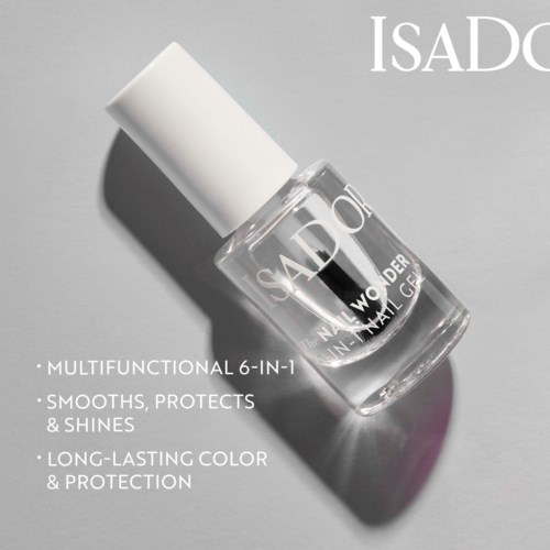 Een doorzichtige nagellakfles met witte dop, ligt op een grijze ondergrond. Tekst beschrijft productkenmerken.