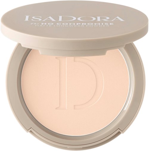Ein runder, beiger Compact mit einem Aufkleber, auf dem 'ISADORA' steht. Darin, helles Pulver mit einem 'D'-Eindruck.