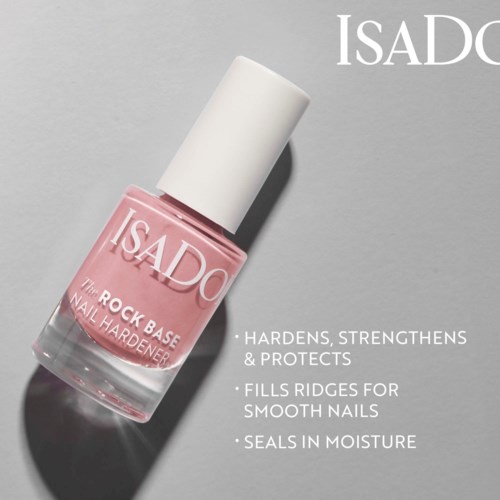 Een roze nagelverharderfles met het label ISA ID, met beschrijvingen van nagelvoordelen, liggend op een grijze ondergrond.