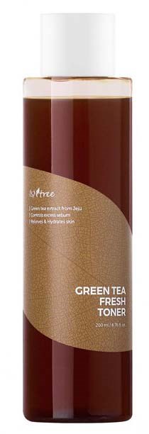 Een hoge fles met groene thee toner, witte dop, bruin vocht en een etiket met productnaam.