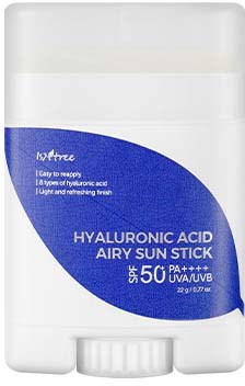 Een witte fles met een blauwe label toont een huidverzorgingsproduct genaamd Hyaluronic Acid Airy Sun Stick met SPF 50.