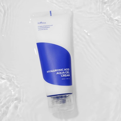 Een witte tube met een blauwe label waarop staat 'Hyaluronic Acid Aqua Gel Cream.'