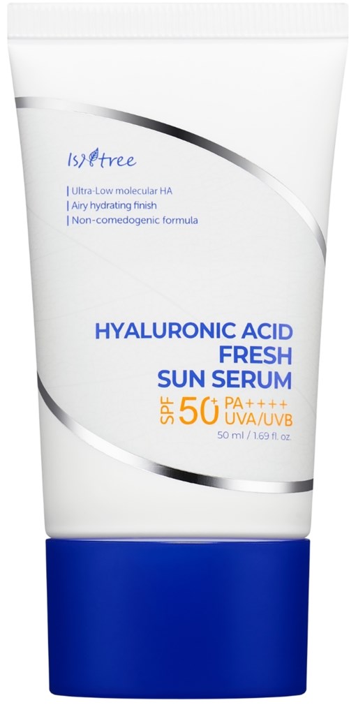 Een witte tube met blauwe en zwarte tekst, die zoncreme met SPF 50 en hyaluronzuur toont.