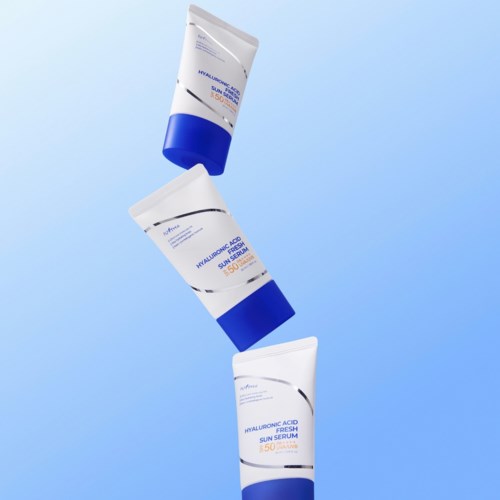 Drie tubes huidverzorgingszonnebrandcrème in blauw-witte verpakking zweven voor een blauwe achtergrond.