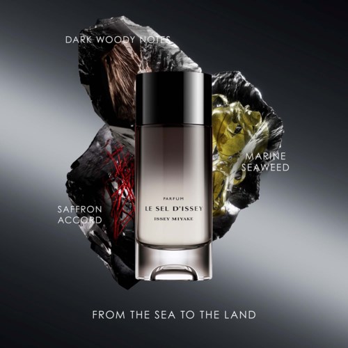 Ett parfymflaska vid namn Le Sel D'Issey placerad framför en texturerad bakgrund med ord som Dark Woody Notes, Marine Seaweed, Saffron Accord och From the Sea to the Land.