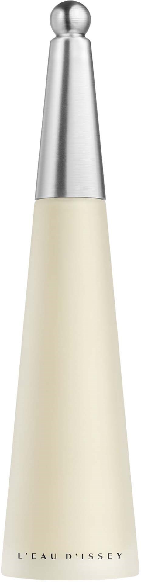 Een lange, witte fles met zilveren dop, smal aan de bovenkant, gelabeld 'L'EAU D'ISSEY'.