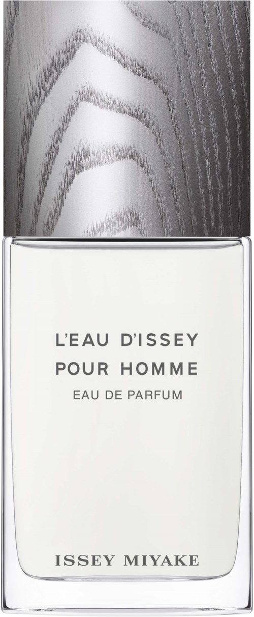 Een parfumfles met de tekst 'L'EAU D'ISSEY POUR HOMME' en 'ISSEY MIYAKE' met een houten ontwerp op de achtergrond.