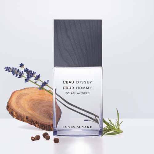 Een parfumfles met label "L'Eau D'Issey Pour Homme" met lavendel, rozemarijn en hout eromheen.